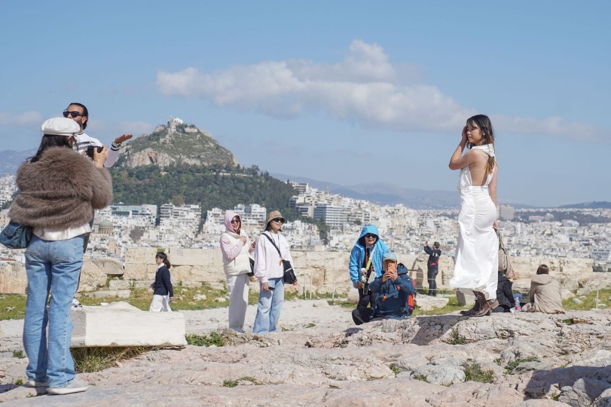 Fără tocuri și țigări în Grecia. Amenzi de sute de euro pentru turiștii care nu se conformează în 2026