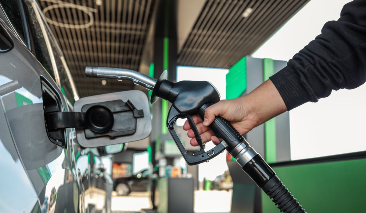 Benzina și motorina s-au scumpit ușor, joi, 30 aprilie 2026. Cât costă un litru de carburant în București, Cluj-Napoca, Timișoara, Iași și Constanța