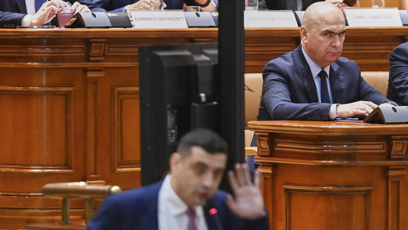 Politico: Încăpățânarea lui Ilie Bolojan a supărat PSD, George Simion profită, iar românii sunt obosiți după ani de scandaluri de corupție