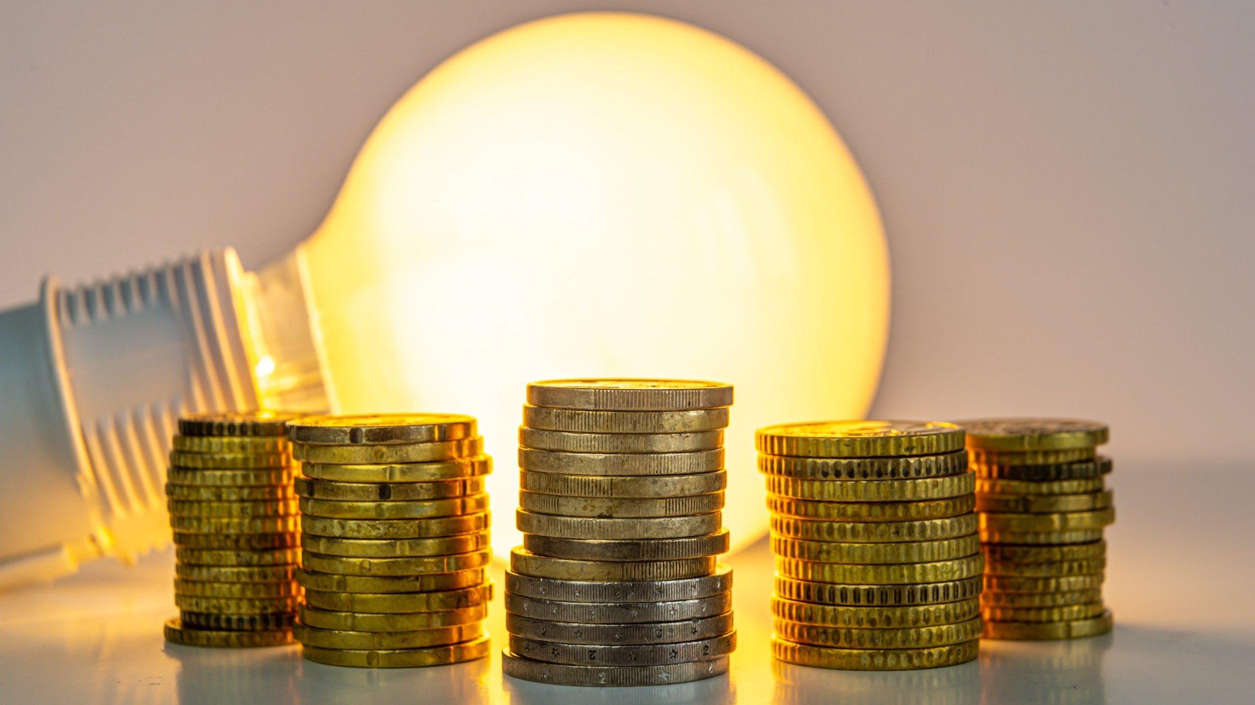 Energie electrică gratuită, pentru mii de români, de la o mare companie. Cum poți să te înscrii în program