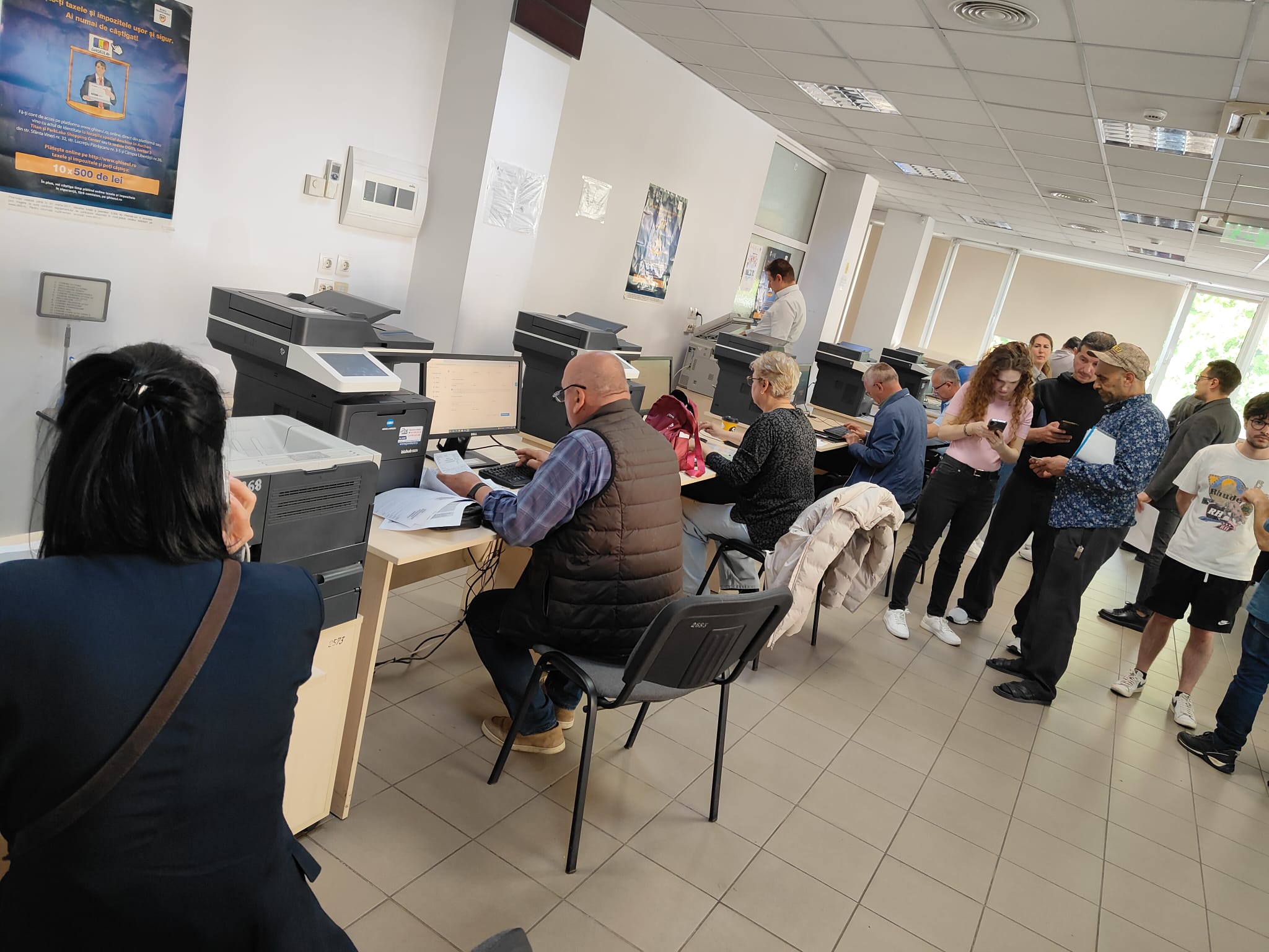 Digitalizarea administrației în România: cererile online se completează pe calculatoarele de la ghișee