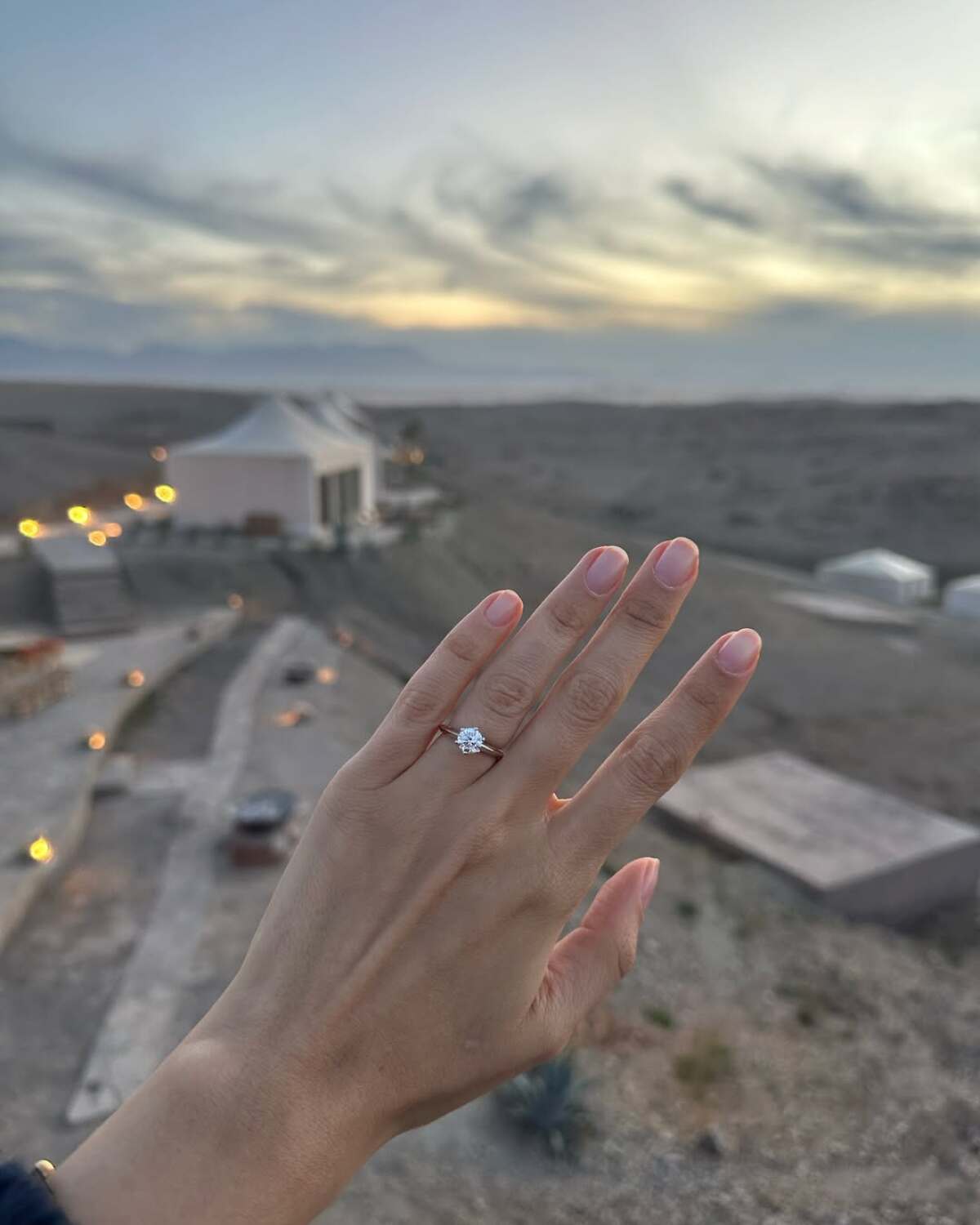 Bucurie mare pentru vedeta noastră! A fost cerută în căsătorie într-un loc spectaculos. Primele declarații: „Pentru totdeauna”